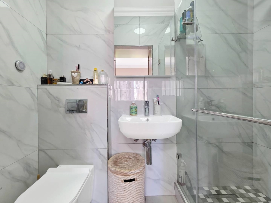 2 Bedroom Property for Sale in Sea Point Western Cape